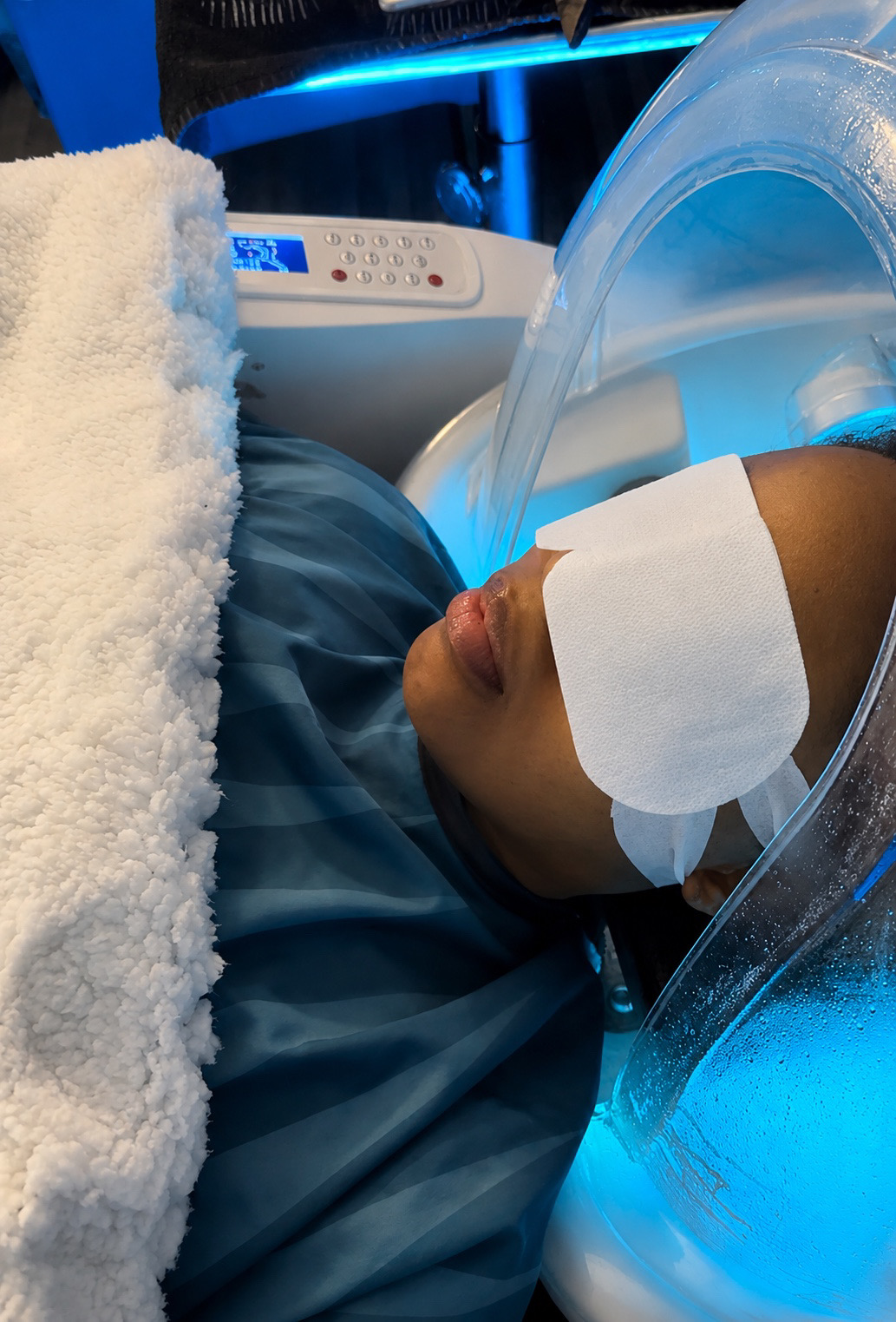Relaxing hydro dome facial and scalp treatment with blue LED